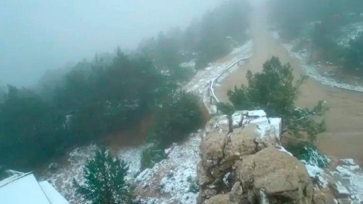 La nieve ya ha hecho acto de presencia dos veces en Els Ports este 2025.