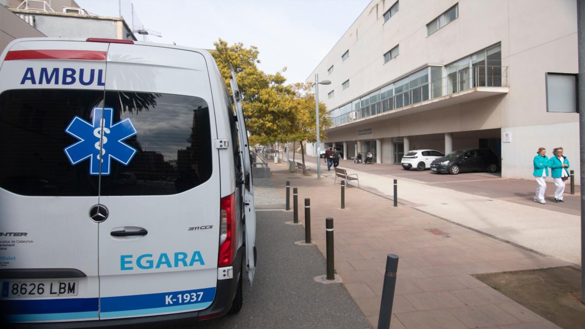 Una ambulancia del transporte sanitario no urgente en el complejo hospitalario del Joan XXIII.