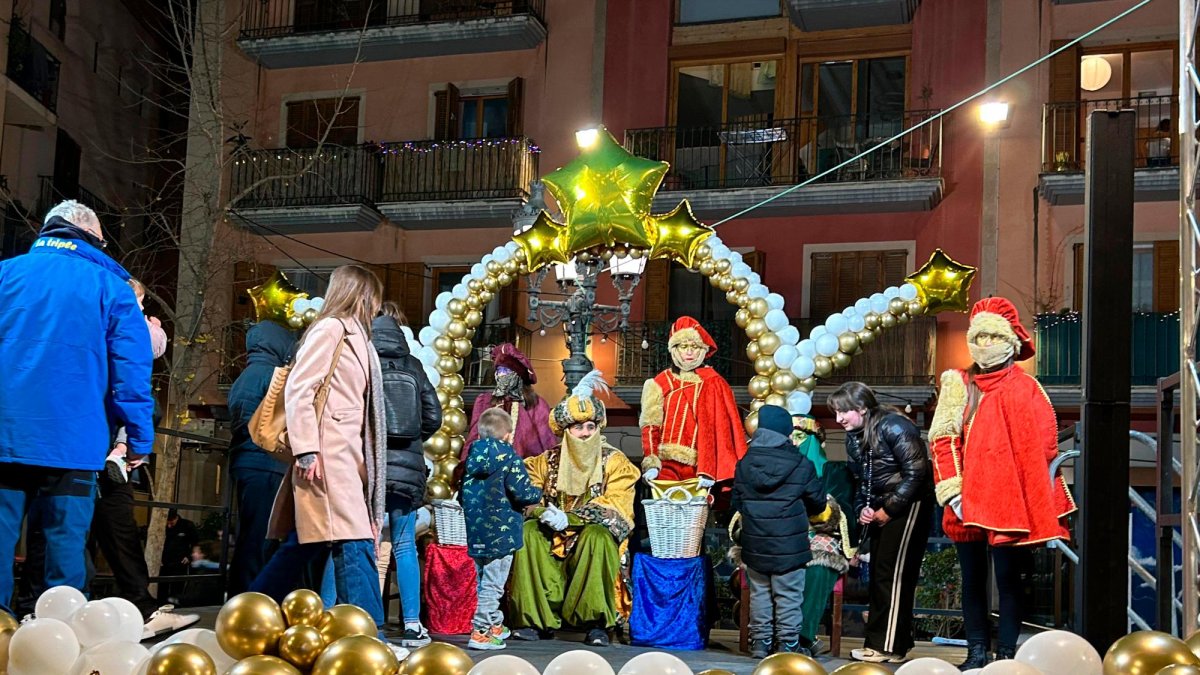 Los Pajes Reales han llegado este jueves por la tarde a la plaza de la Vila de Cambrils