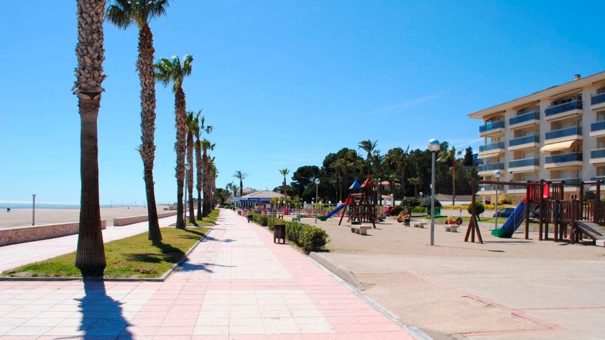 Imagen del paseo junto a la playa del Cristall de Mont-roig.