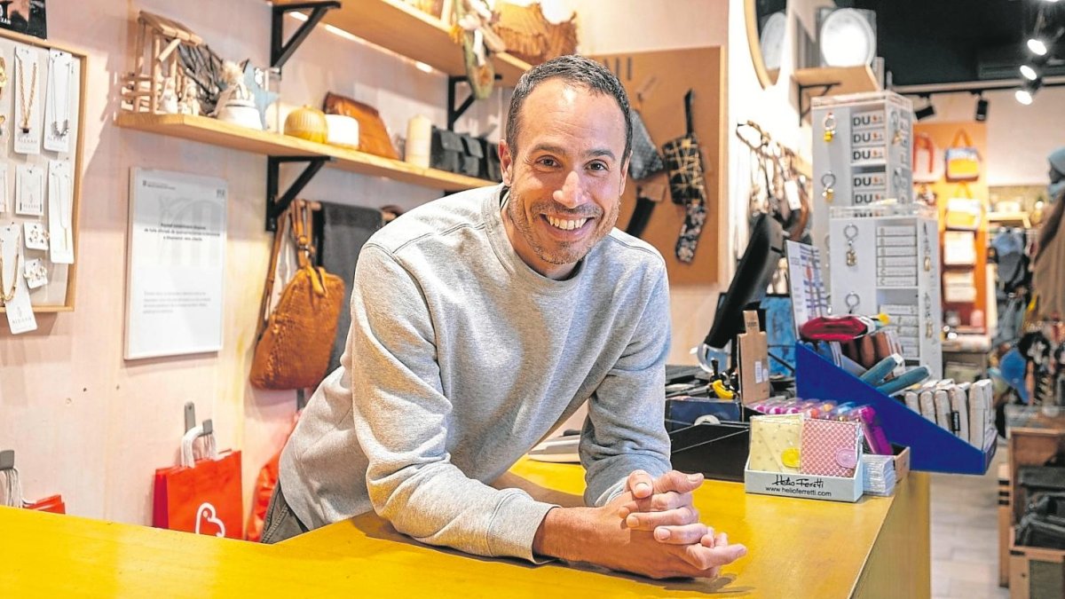 Melcior Bustos, ayer, en la tienda de regalos El Lloro de la Negrita, ubicada en la calle Governador González.