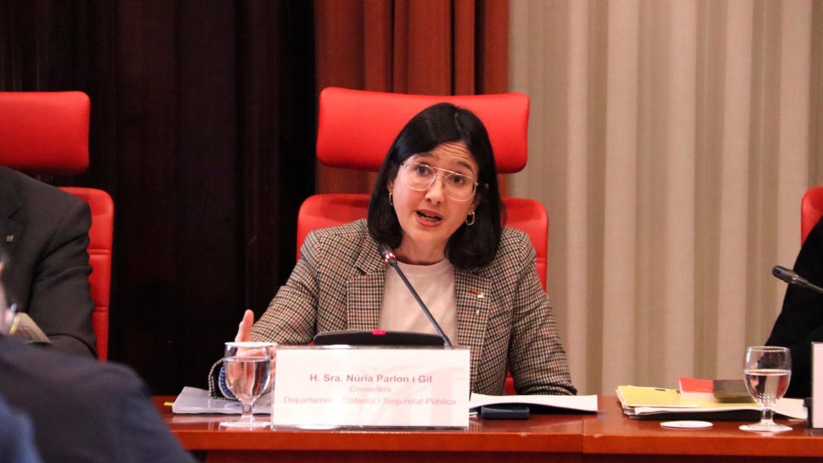 La consellera de Interior, Núria Parlón, durante una intervención en el Parlament de Catalunya.