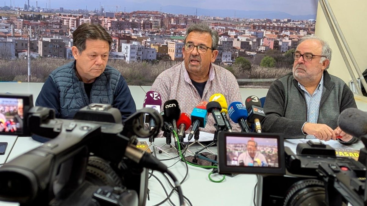 Pedro Carmona de CCOO, José Martín Carrasco de la FAVT, y Joan Llort de UGT, esta mañana, anunciando la protesta del martes.