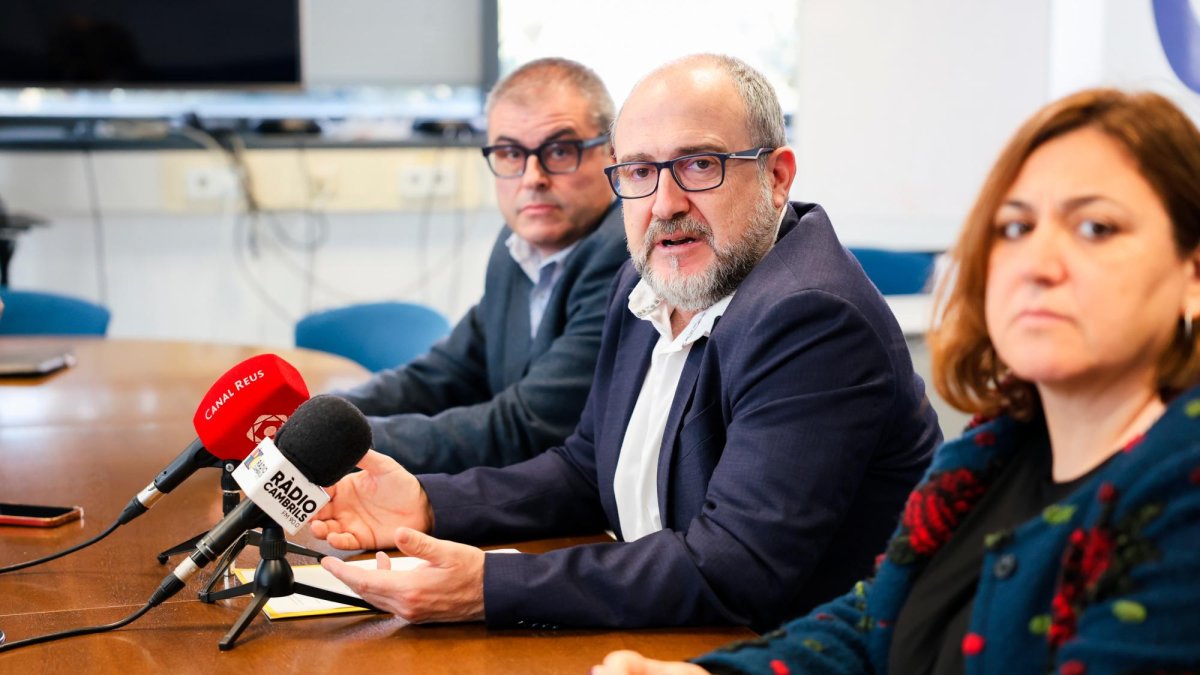 Los tres concejales socialistas en el Ayuntamiento de Cambrils ayer lunes por la mañana.