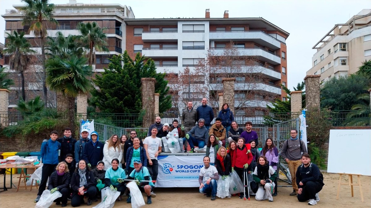 Tots els participants d’Spogomi, just abans de donar el tret de sortida des de la plaça Anton Borrell de Reus.