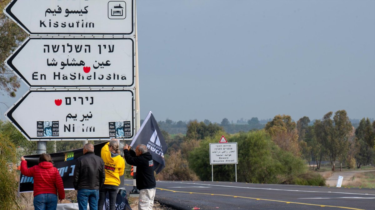 Preparativos en Kissufim para el regreso a Israel de los vehículos que traslarán hasta el Centro Nacional de Medicina Forense Abu Kabir, en Tel Aviv, los cuerpos sin vida de los cuatro rehenes secuestrados durante el ataque de Hamás del 7 de octubre de 2023.