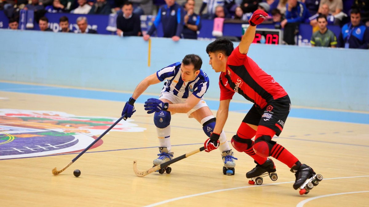 Diego Rojas pelea por una bola con el local Mena.