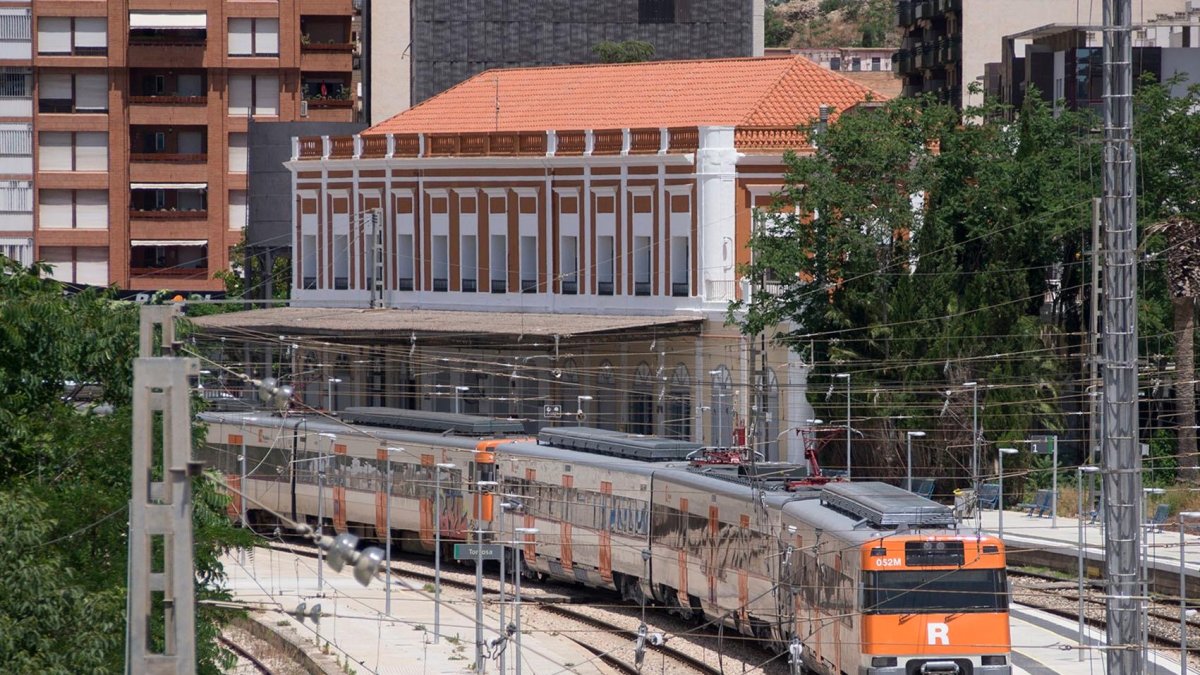Un tren de Rodalies a l’estació de Tortosa.