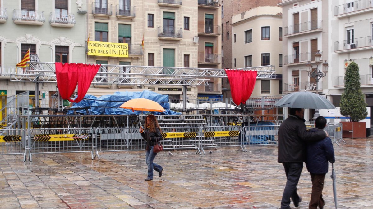 La plaza Mercadal de Reus un día lluvioso.