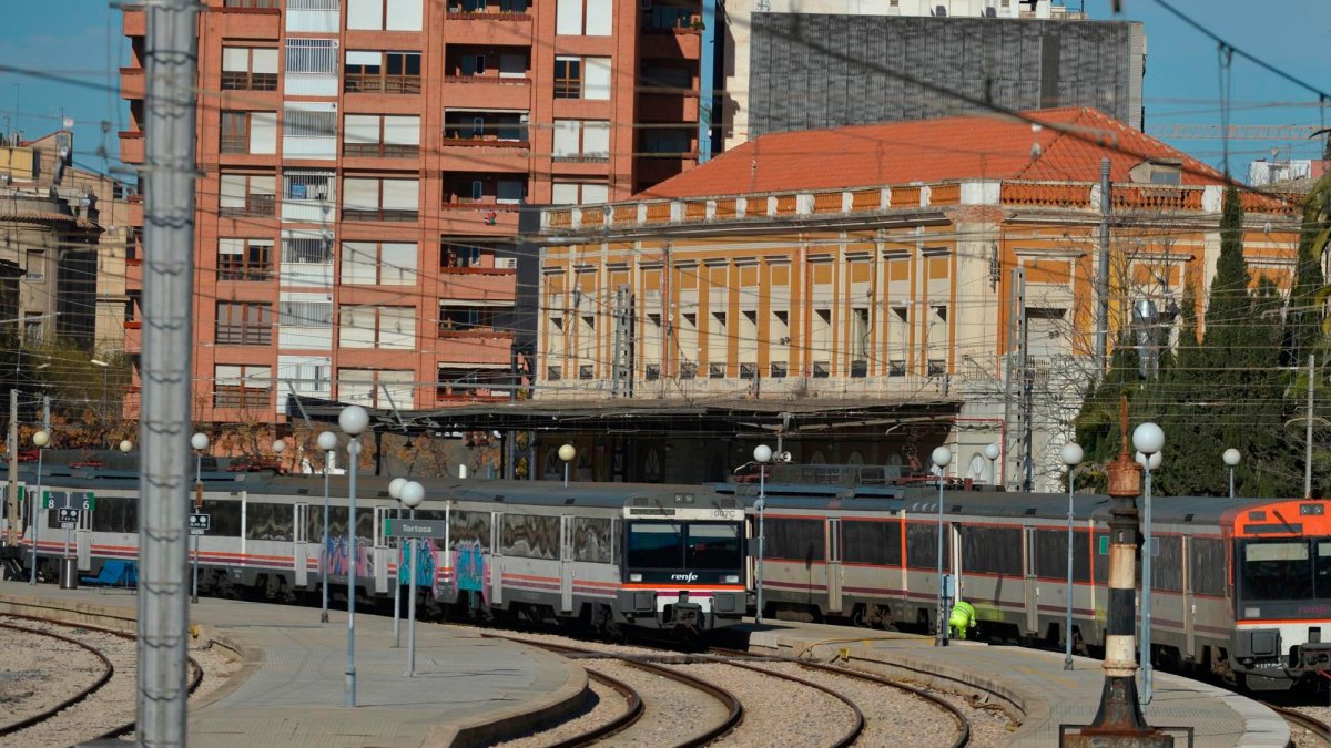 Imagen de archivo de un tren de Rodalies a su paso por Tortosa.