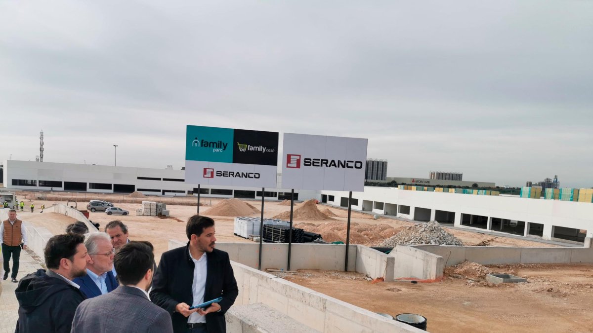 El alcalde de Tarragona, Rubén Viñuales, ha visitado las obras acompañado de los responsables de la empresa gestora, Family Group.