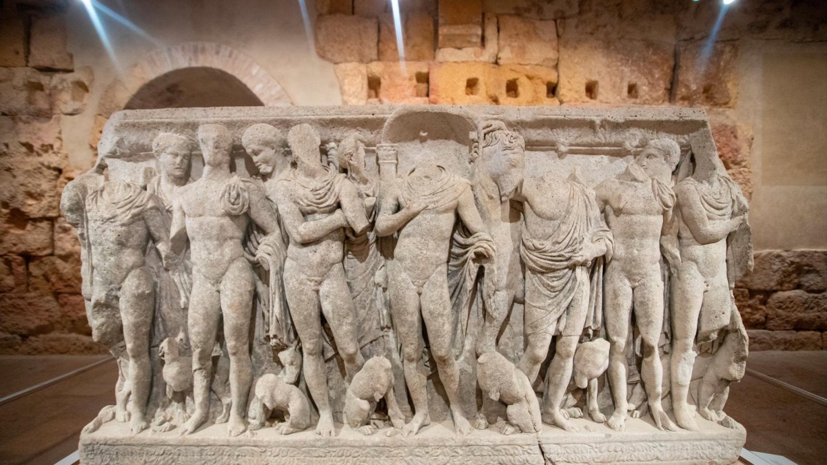 Relieve anterior del Sarcòfag d’Hipòlit, decorado con representaciones.