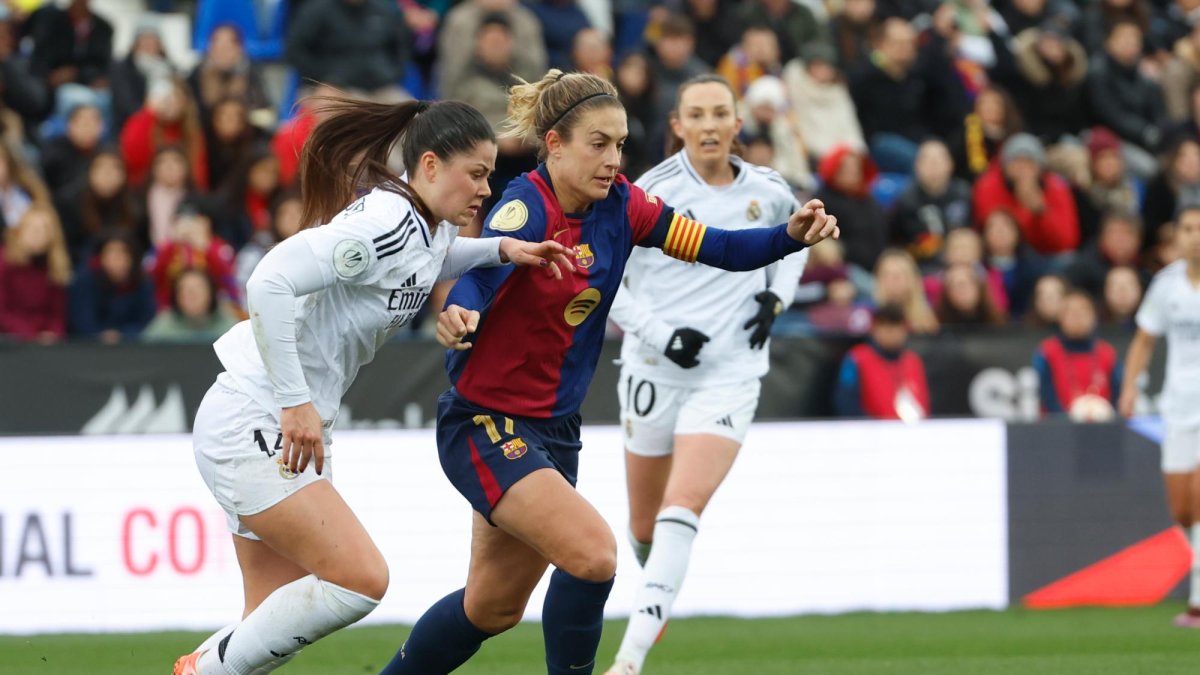 La centrocampista del FC Barcelona Alexia Putellas (c) controla el balón ante María Mendez, del Real Madrid, durante la final de la Supercopa femenina de fútbol que disputan FC Barcelona y Real Madrid el 26 de enero en el estadio de Butarque en Leganés.
