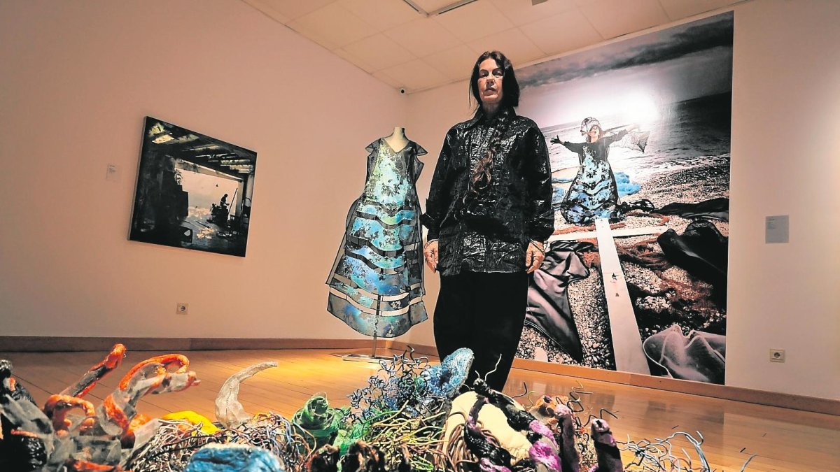 Mariaelena en la última fase de la performance inaugural.