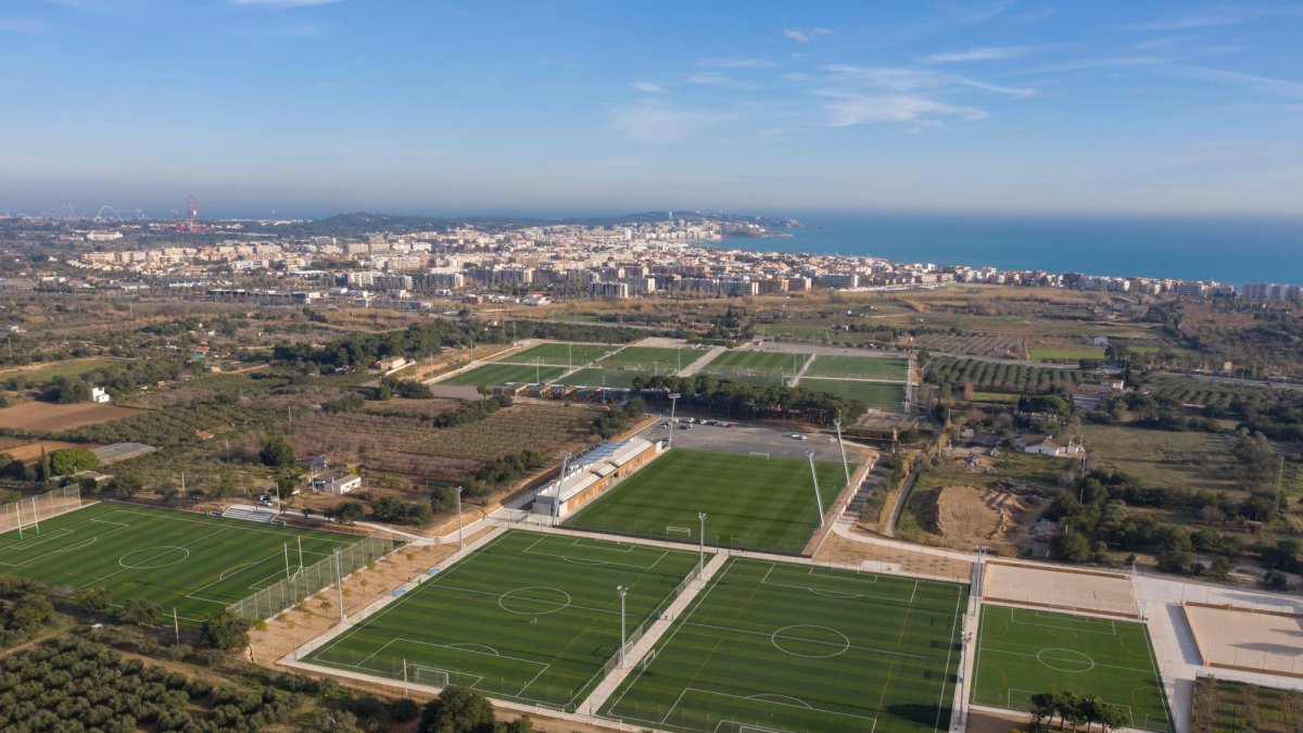 Campos de fútbol de Mediterranean Sports Hub y, al fondo, el resort de PortAventura World.