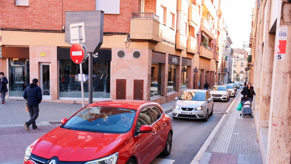 La cua de cotxes que sovint es forma en aquest punt de la ciutat.