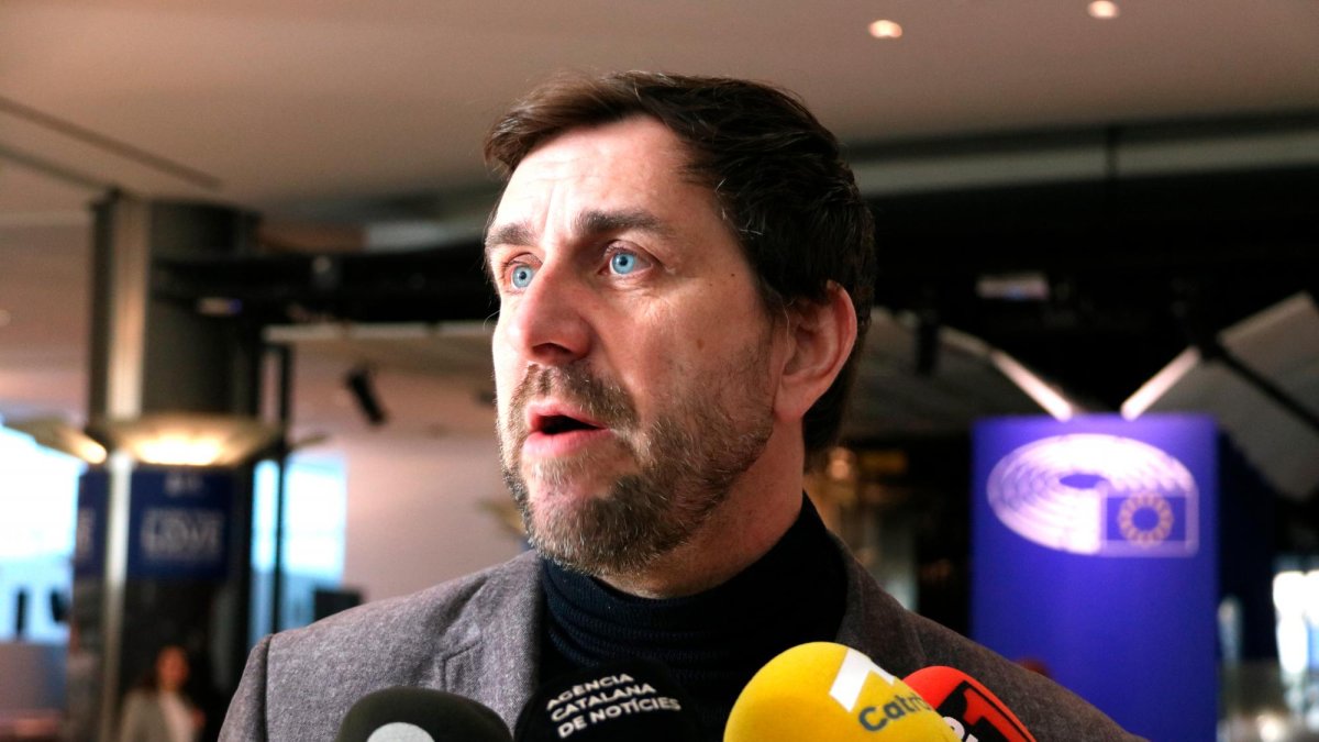 El candidato a presidir el Consell de la República, Toni Comín, durante una atención a los medios desde el Parlamento Europeo.