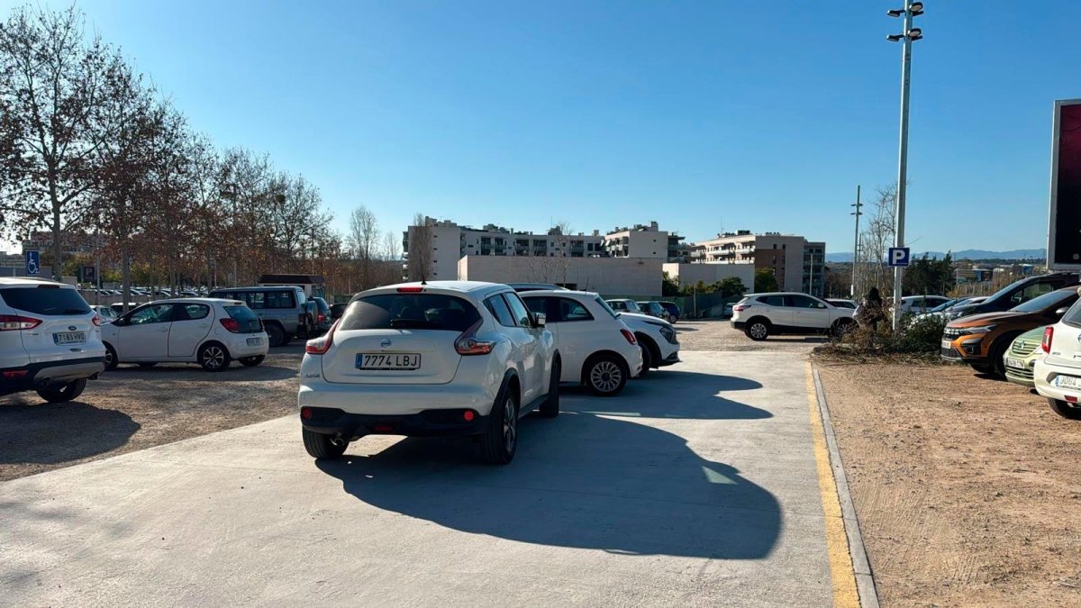 Coches aparcados en la entrada del parking disuasivo de Guillem Oliver.