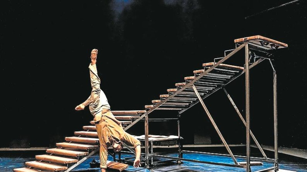 Siempre en busca de la ironía y la sencillez, Manel Rosés es un acróbata nacido en Barcelona.