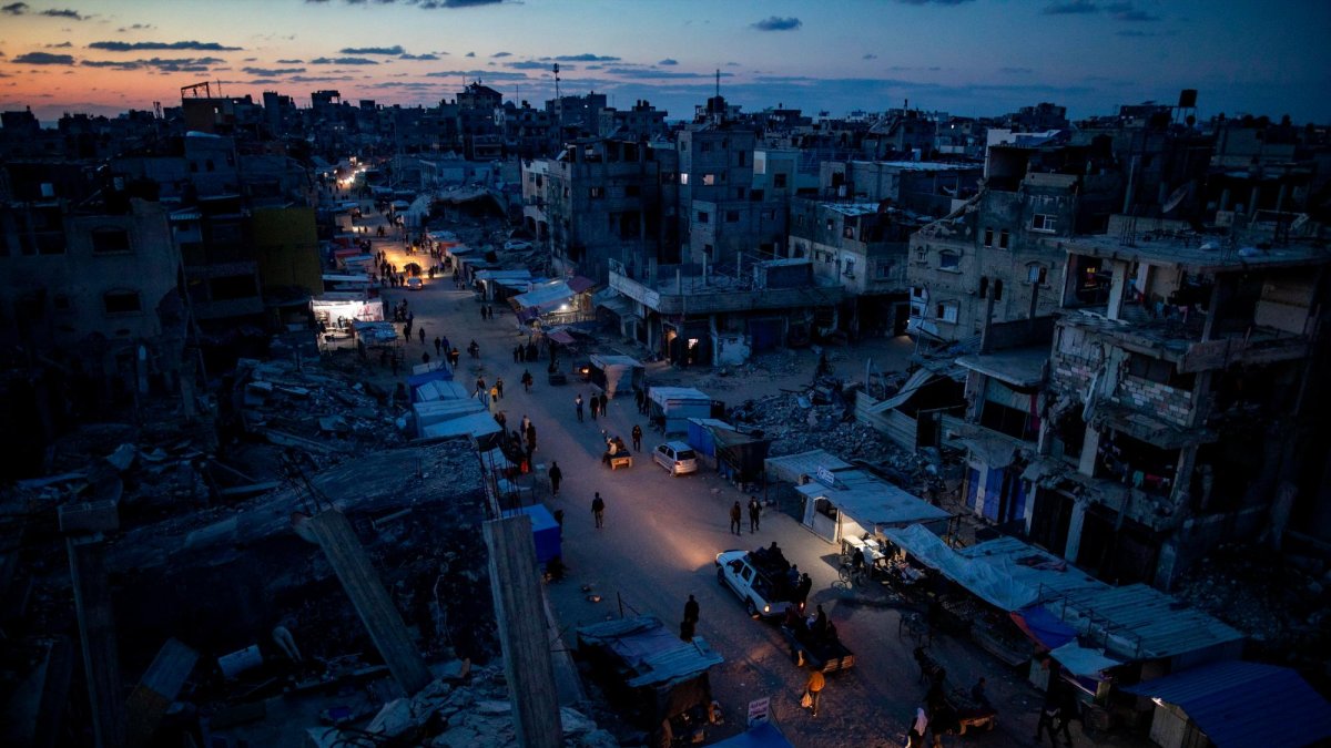 Los palestinos caminan por un mercado en Jan Yunis, en el sur de la Franja de Gaza.
