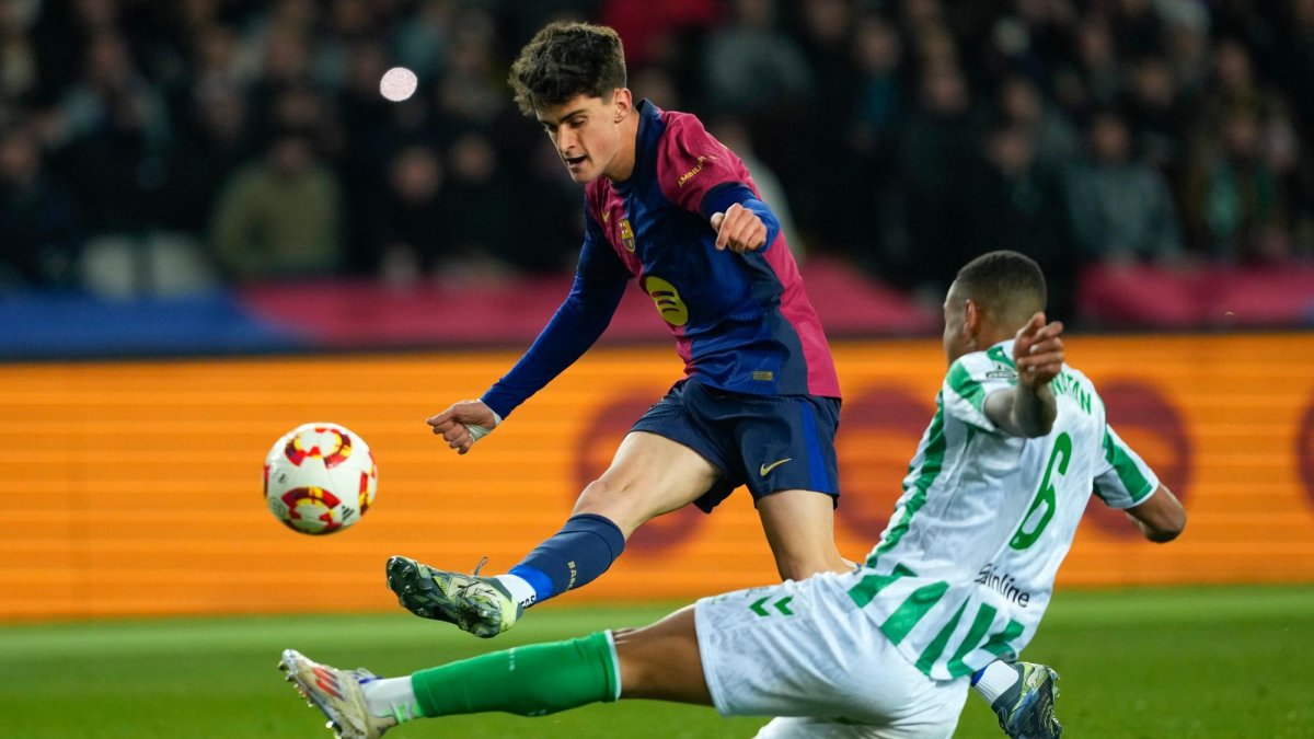 El delantero del Barcelona Pau Victor (i) juega un balón ante Natan de Souza, del Betis, durante el partido de los octavos de final de la Copa del Rey.