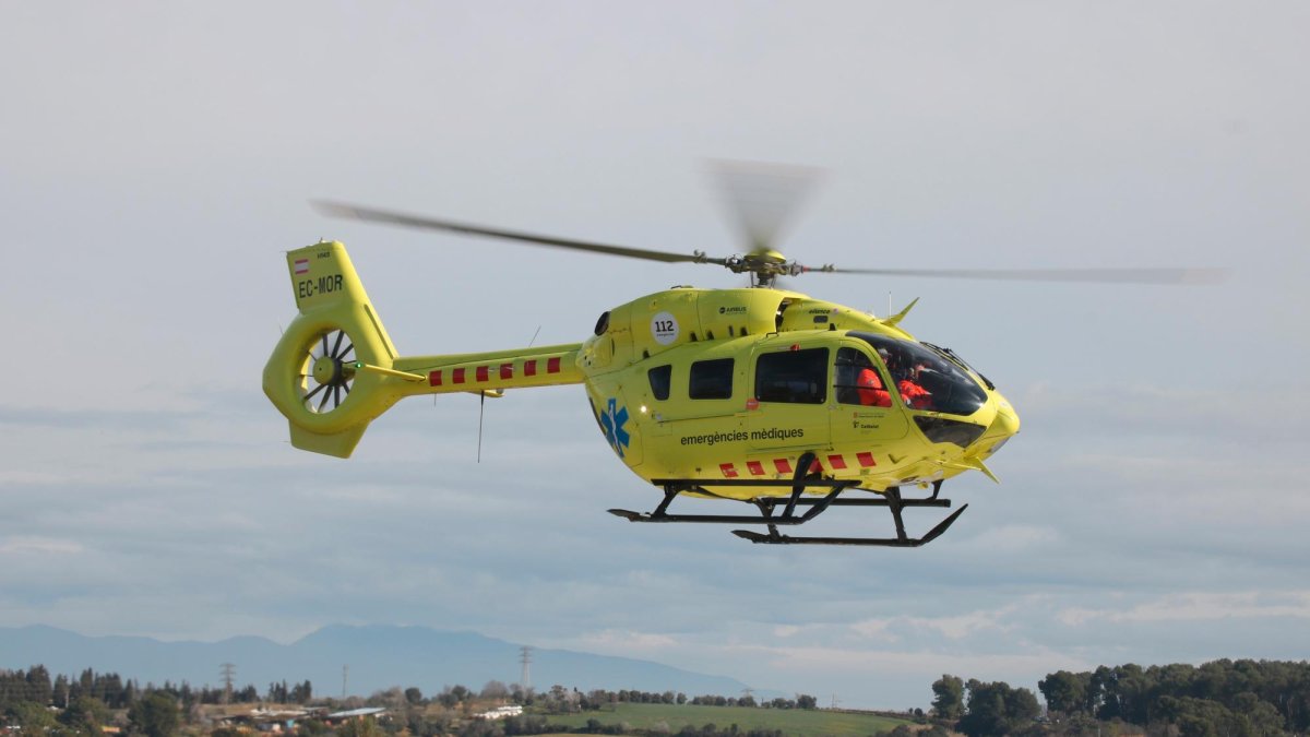Un dels helicòpters del SEM aterrant a l’heliport del Parc Taulí.