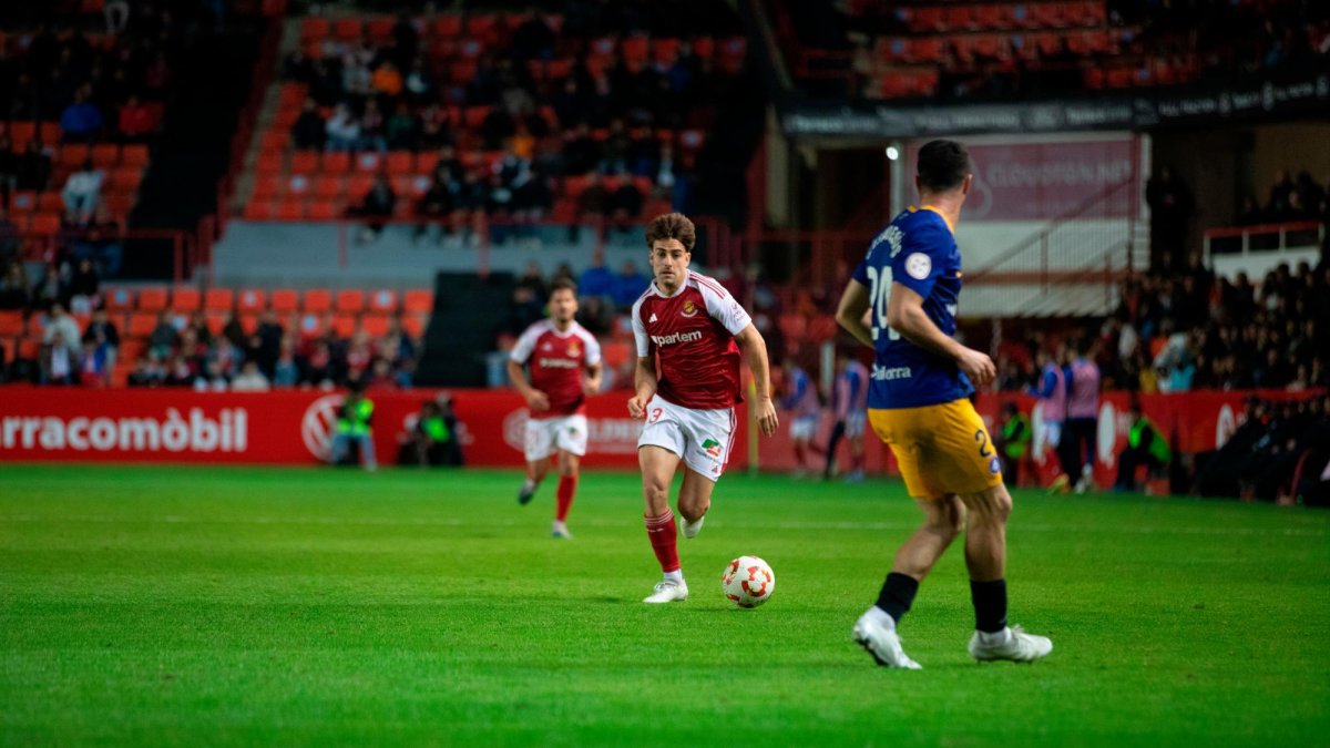 David Concha conduce el cuero frente al Andorra.