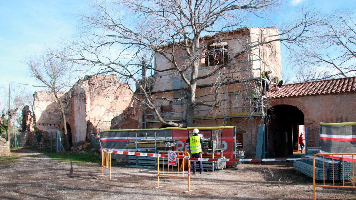 Operarios trabajan en las obras de recuperación de la Granja dels Frares del Morell.