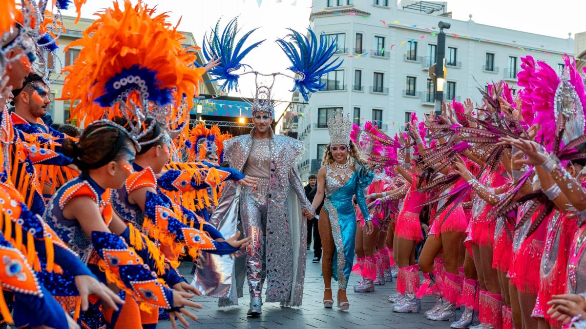 La Plaça de la Disbauxa da la bienvenida al Rei Carnestoltes, la Concubina y sus séquitos.