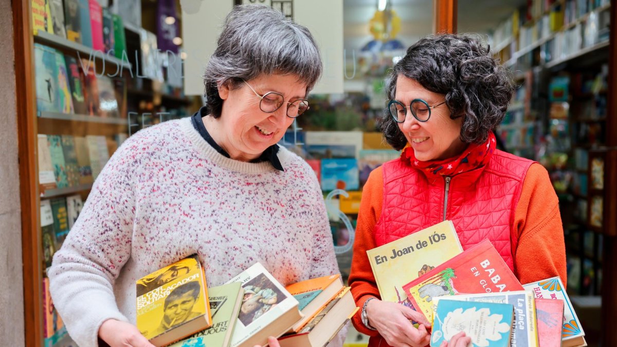 Montsant i Aràntzazu Fonts Pallach, amb una pila de llibres amb història.