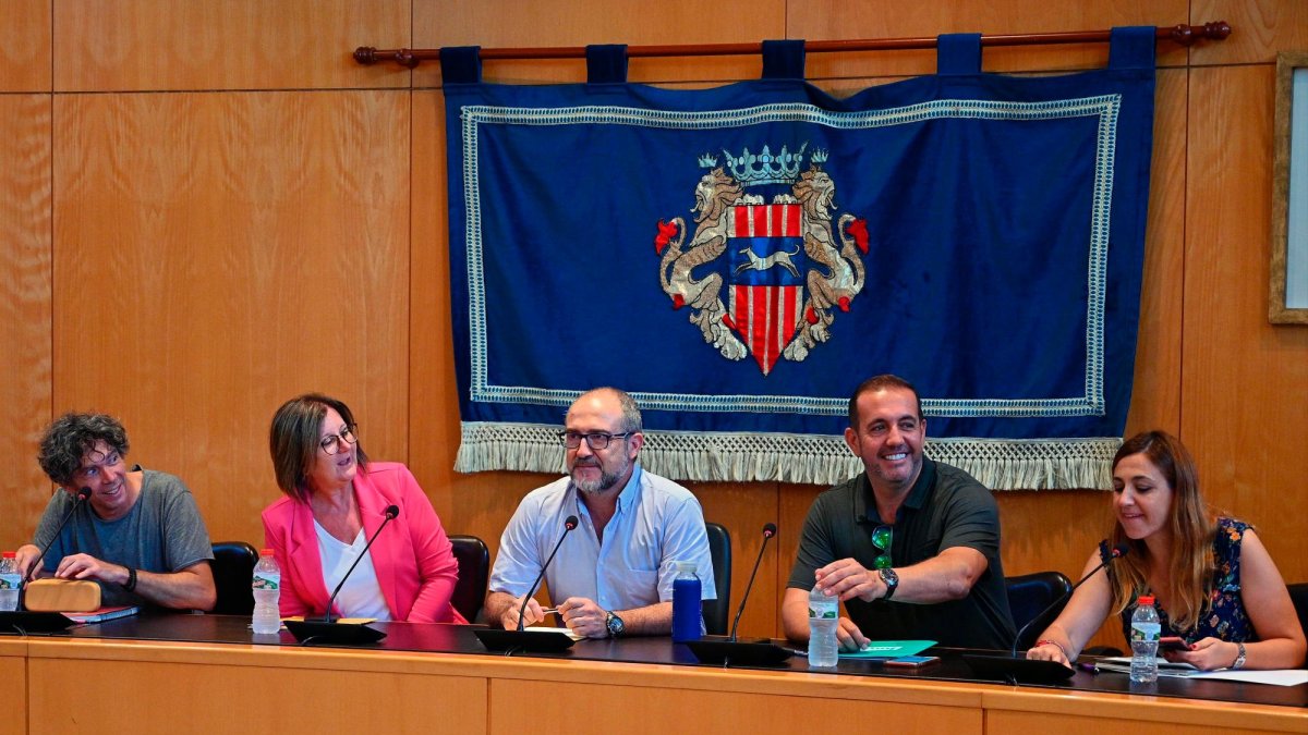 Desde la derecha, Enric Daza, el alcalde Alfredo Clúa, Camí Mendoza y Jordi Barberà.
