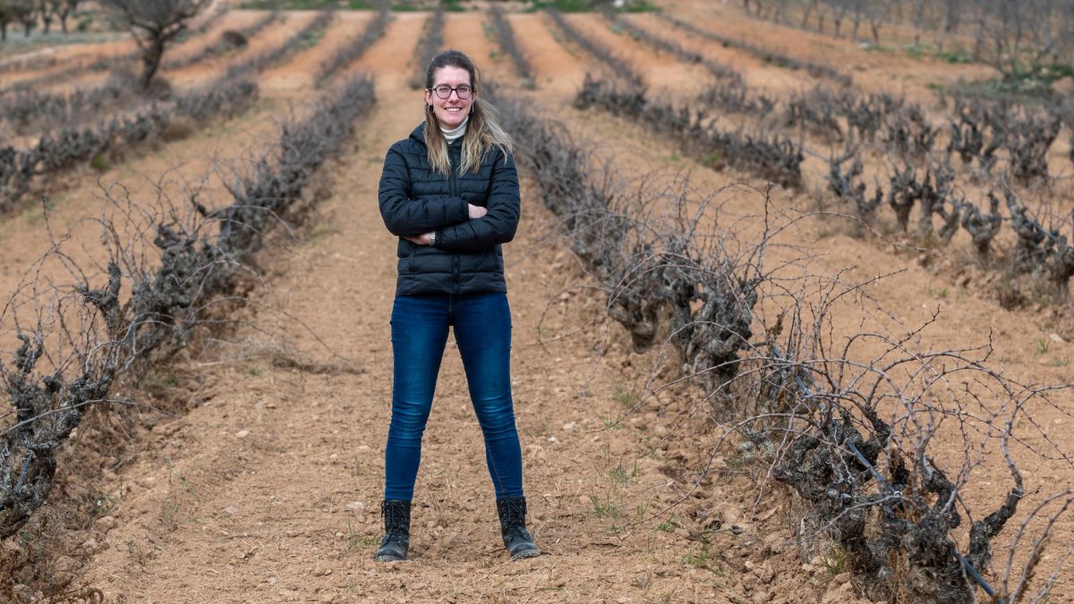 Andrea Miró ha crecido rodeada de viñas en Corbera d’Ebre. A los 16 años, su padre le dio total libertad para experimentar en la bodega familiar.