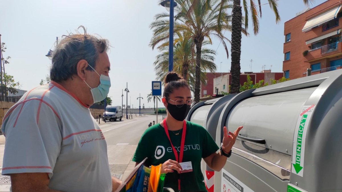 Cuando se llevó a cabo la prueba piloto, voluntarios del Ayuntamiento explicaron a los vecinos cómo funciona el sistema.