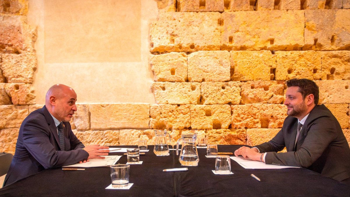 Carlos Prieto y Rubén Viñuales, durante la reunión de este lunes.