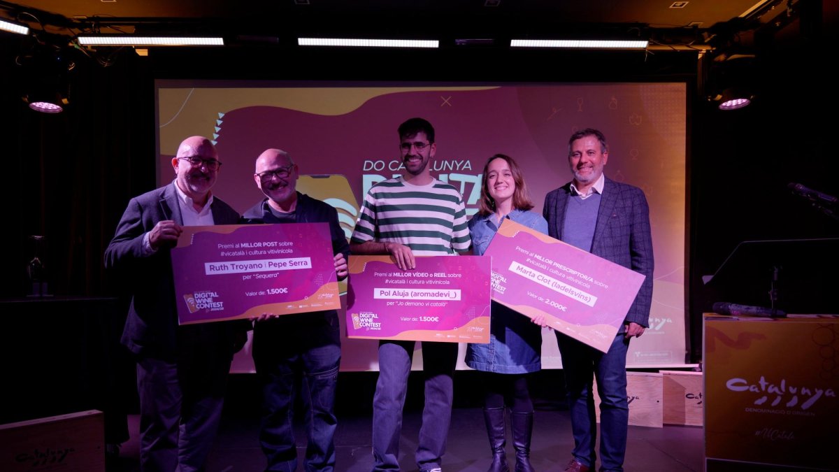 Joan Gené, director general del INCAVI, ganadores del certamen, y Xavier Pié, presidente de la DO Catalunya.