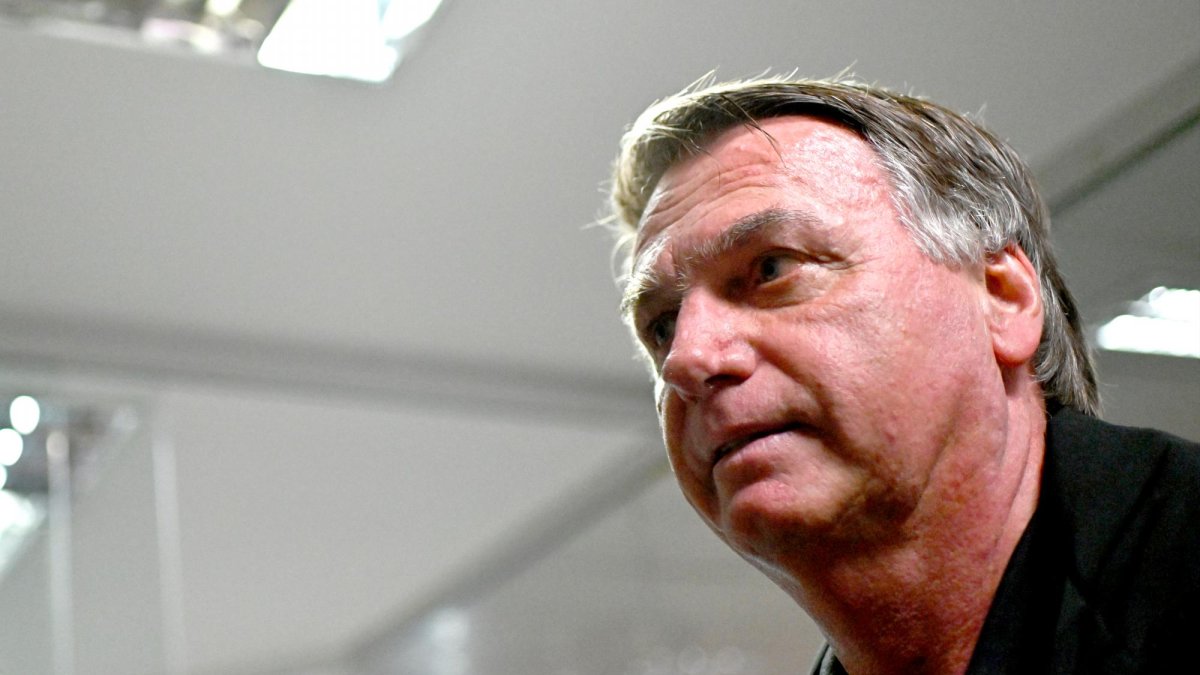 El expresidente brasileño, Jair Bolsonaro (2019-2022), camina a su llegada a una reunión con parlamentarios de oposición, este martes en el Senado Federal, en Brasilia (Brasil).