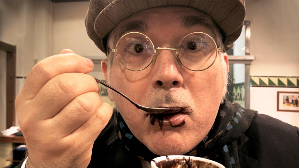 El Senyor Marcel·lí Virgili, alter ego del escritor y periodista Jaume Nolla, con una taza de chocolate caliente Jolonch.