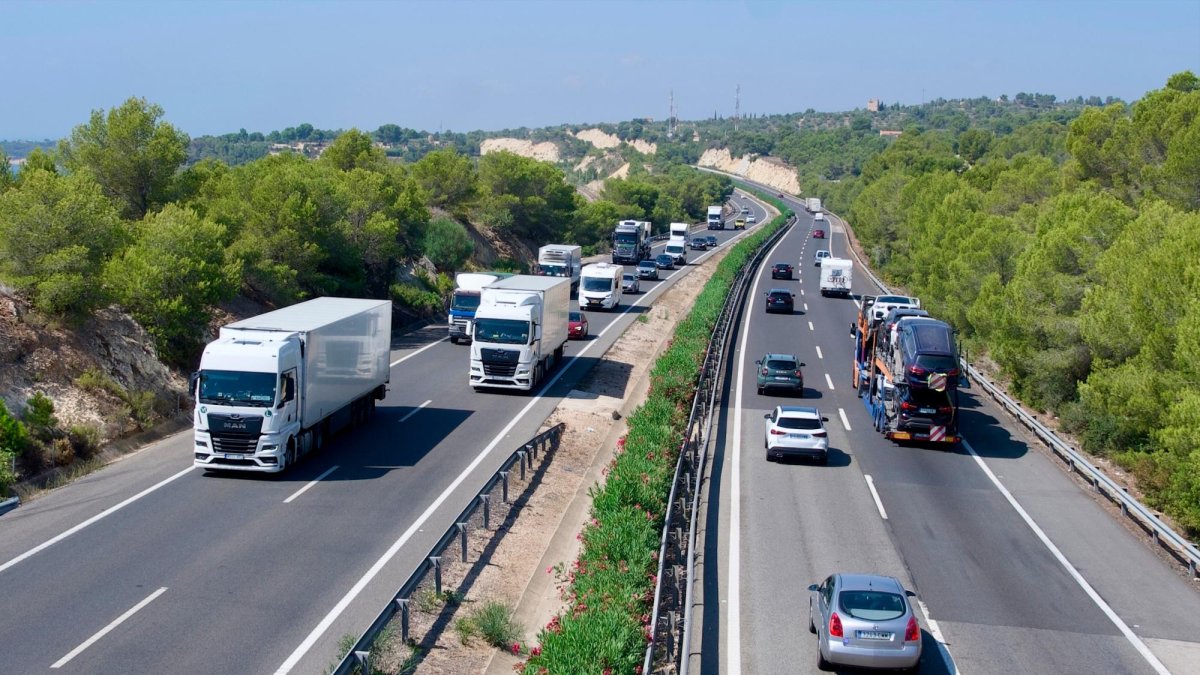 Dos camiones en paralelo en la AP-7 en Terres de l’Ebre. Los adelantamientos de vehículos pesados están prohibidos.