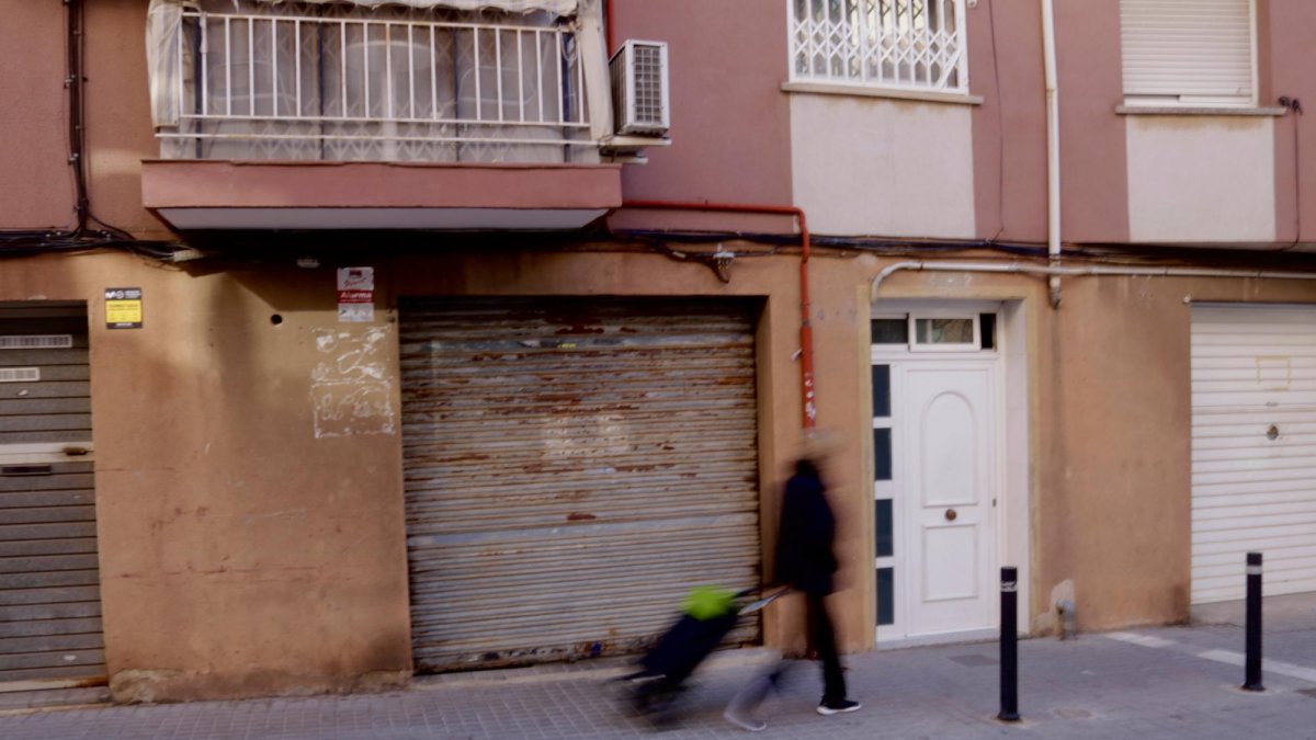 Los bajos del bloque de pisos de Badalona dónde se ha encontrado el cadáver de un hombre con signos de violencia.