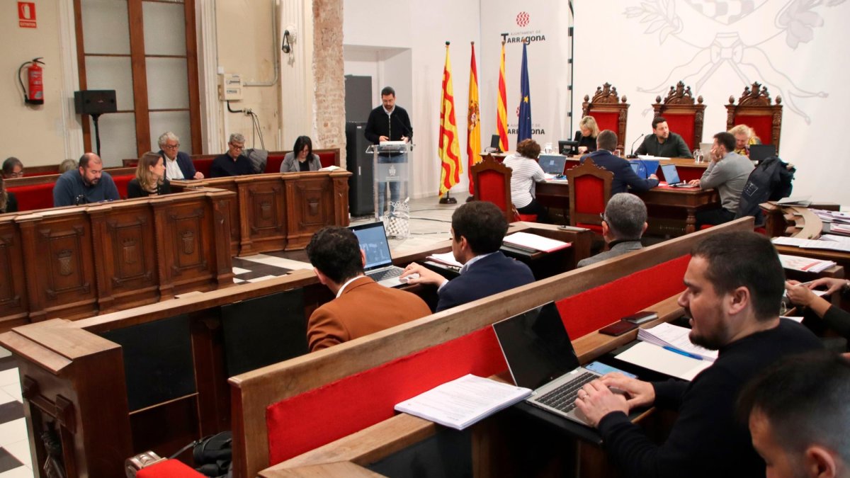 Imagen del pleno de hoy en la Plaça de la Font.