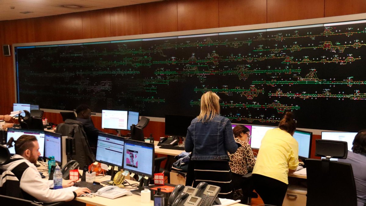 Trabajadores de Renfe en el centro de gestión de Rodalies.