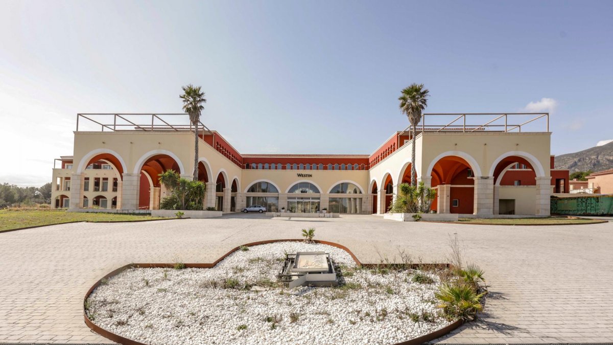 El hotel está acabado y aún luce el cartel de la cadena Westin en su acceso principal
