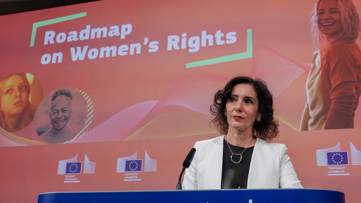 La Comisaria de la UE para la Igualdad, Preparación y Gestión de Crisis, Hadja Lahbib, presenta la Hoja de Ruta de la Comisión Europea para los Derechos de las Mujeres, en Bruselas, Bélgica, el 07 de marzo de 2025.
