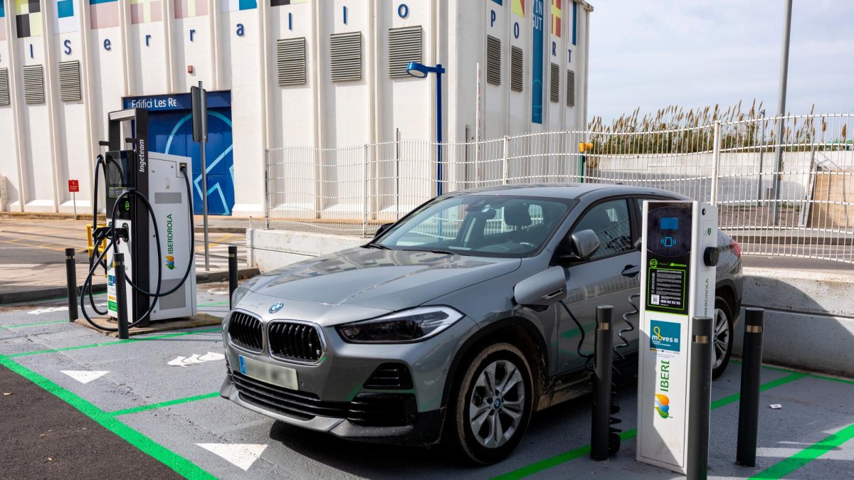 Un coche eléctrico, recargando en una estación de Tarragona.