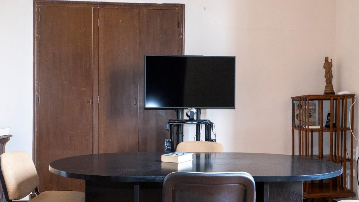 Esta es la sala donde el juez toma declaración a las partes y a los testigos. Hay una televisión y una cámara.