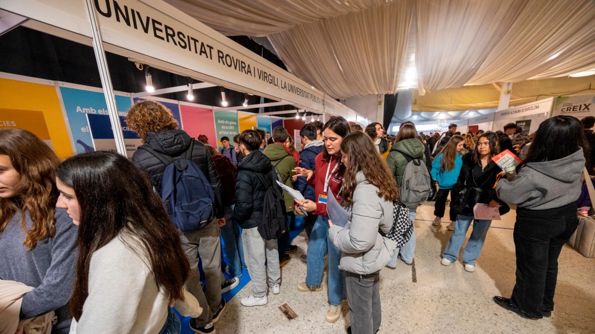 L’estand de la URV és un dels que més ha atret l’atenció dels estudiants.