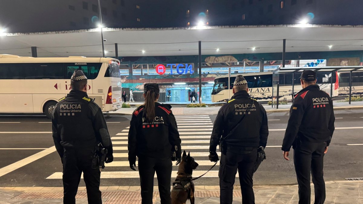 Uno de los controles ya efectuados con agentes de la Guàrdia Urbana y Mossos d’Esquadra en las inmediaciones de la estación de autobuses de Tarragona.