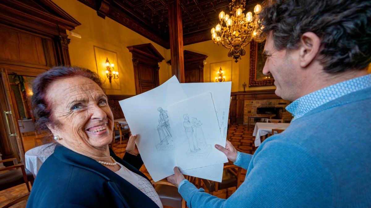 Maite Gaudí i Joan Serramià, amb l’esbós de la futura estàtua d’Antoni Gaudí.