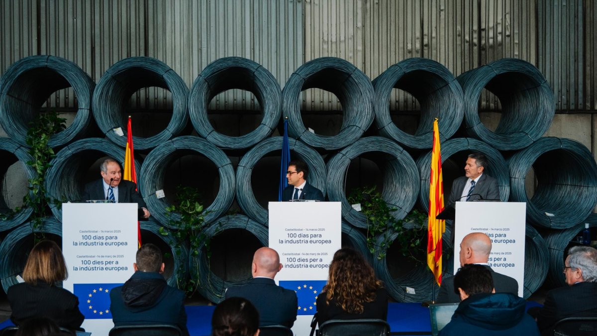 El ministro Hereu y Séjourné durante su estancia en la Vall de l’Hidrògen y la empresa Celsa.