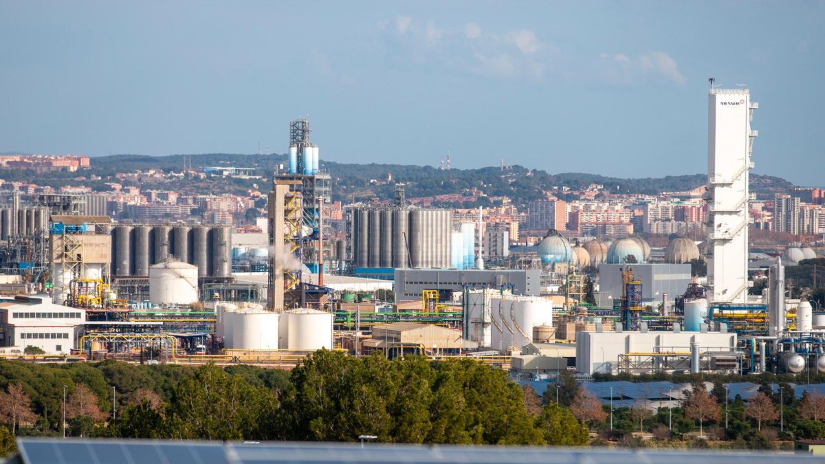 Vista del Port de Tarragona; Industria química.